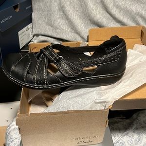 Clarks black flat Ashland spin shoes - new in box -